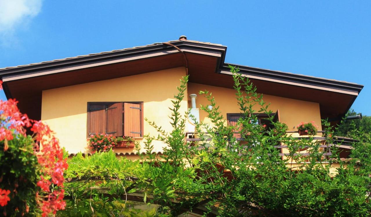 mansarda fiorita Bed and Breakfast Abatemarco Exteriör bild