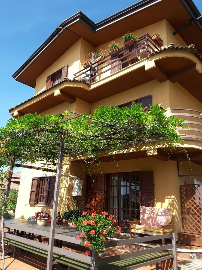 mansarda fiorita Bed and Breakfast Abatemarco Exteriör bild