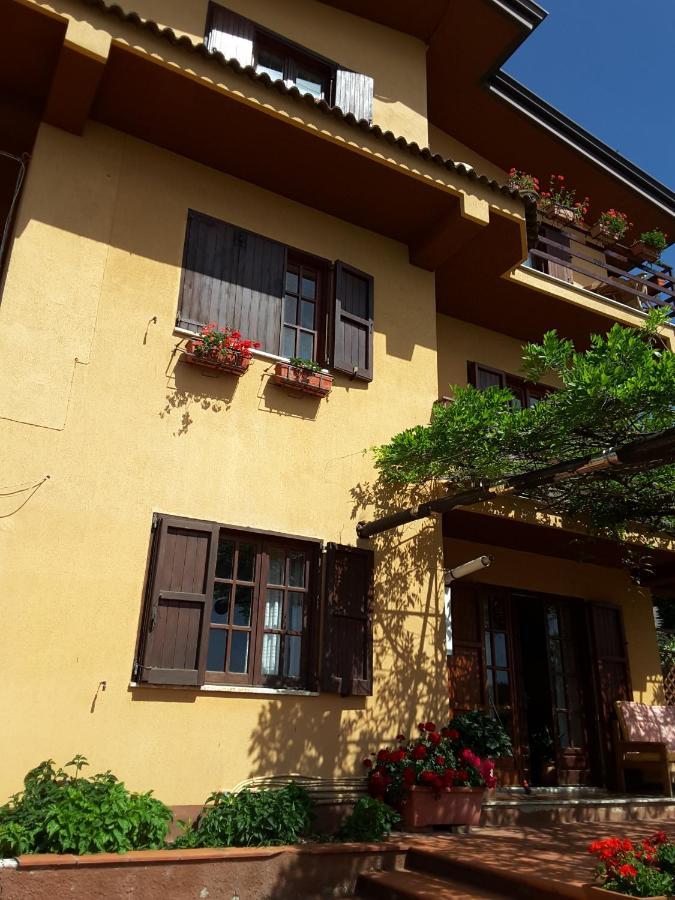 mansarda fiorita Bed and Breakfast Abatemarco Exteriör bild